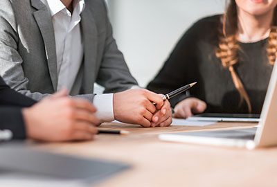 Equipo legal revisando archivos de los casos para las Audiencias de Pereira