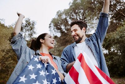 Pareja feliz luego de haber obtenido una Green Card en los Estados Unidos