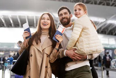 Familia esperando su vuelo a los Estados Unidos luego de haber recibido una visa familiar