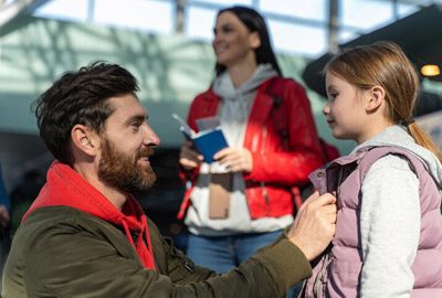 Familia preparándose a viajar luego de haber recibido una visa familiar para los Estados Unidos