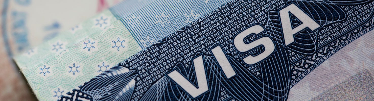 Visa Familiar Americana impresa en un pasaporte de un inmigrante latino