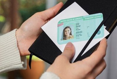 Mujer recibe una Green Card luego de haber solicitado una visa de prometidos