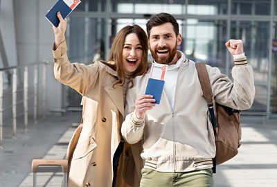 Pareja saliendo de la oficina de inmigración tras haber conseguido la Green Card