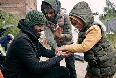 Familia buscando protección temporal gracias a la acción diferida en Estados Unidos