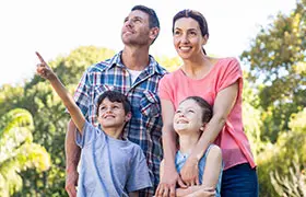 Familia esperando respuesta del gobierno, luego de haber llenado los formularios para peticiones familiares de inmigración en Dallas