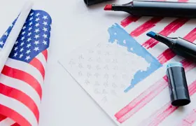 Dibujo de la bandera de Estados Unidos realizado por una niña que recibió asilo humanitario en Dallas