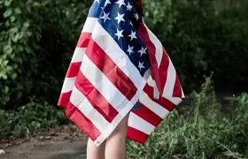 mujer esperando el veredicto de la defensa contra remocion en su caso en estados unidos