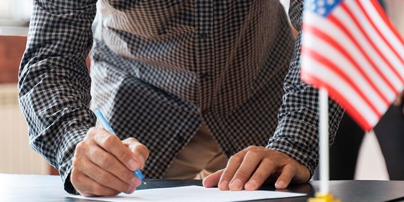 Persona revisando los aspectos clave del proceso de desnaturalización para ciudadanos naturalizados