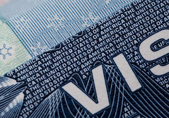 Visa Familiar Americana impresa en un pasaporte de un inmigrante latino